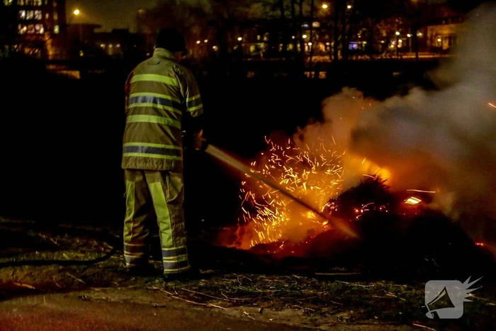 Kerstboom en hooi in brand gestoken