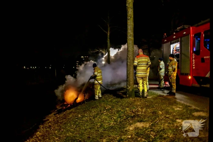 Kerstboom en hooi in brand gestoken