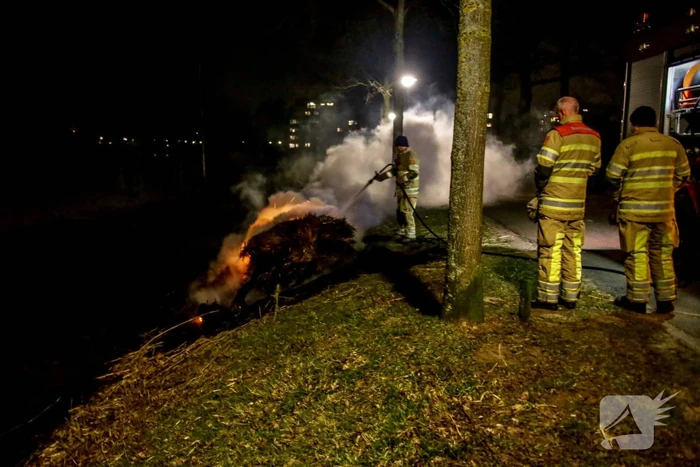 Kerstboom en hooi in brand gestoken