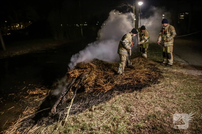 Kerstboom en hooi in brand gestoken