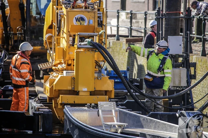 Verkeer gestremd door kraanwerkzaamheden