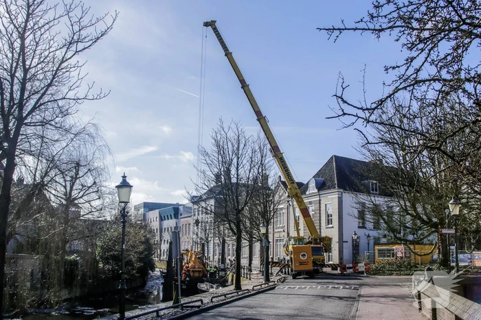 Verkeer gestremd door kraanwerkzaamheden