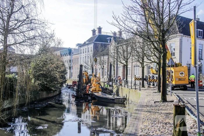 Verkeer gestremd door kraanwerkzaamheden