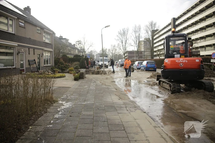 Straat onder water na leidingbreuk