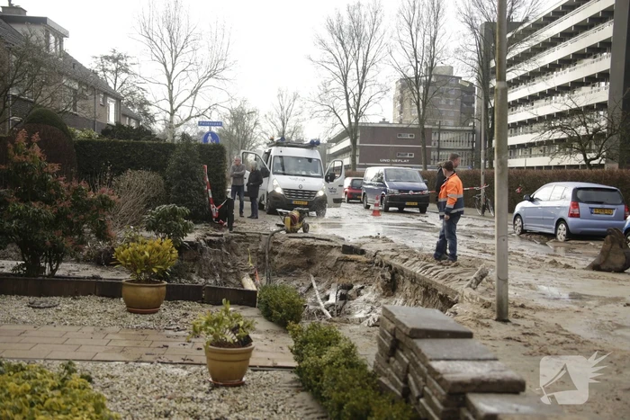 Straat onder water na leidingbreuk