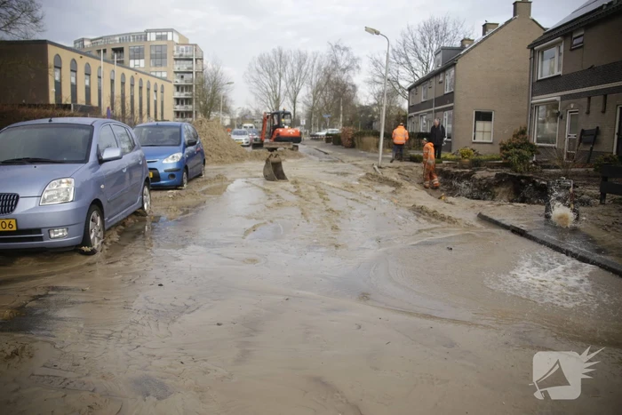 Straat onder water na leidingbreuk