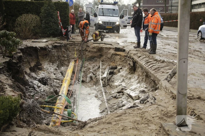 Straat onder water na leidingbreuk