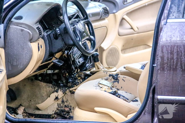 Auto verwoest door brand