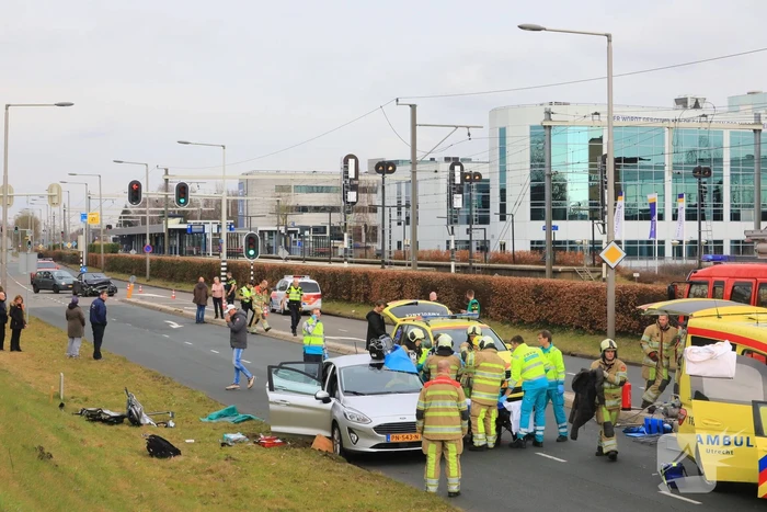 Twee auto?s botsen op kruising