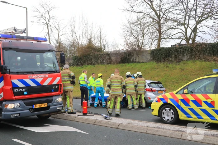 Twee auto?s botsen op kruising