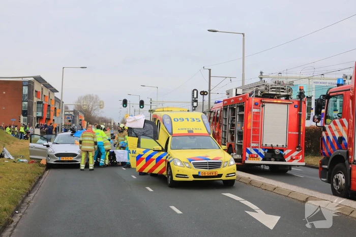 Twee auto?s botsen op kruising