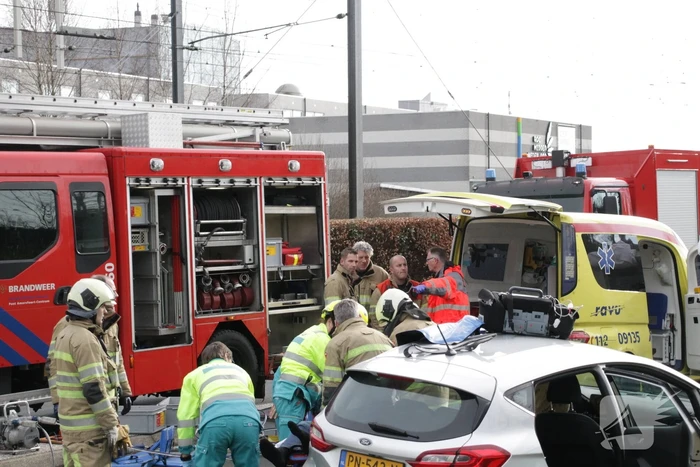Twee auto?s botsen op kruising