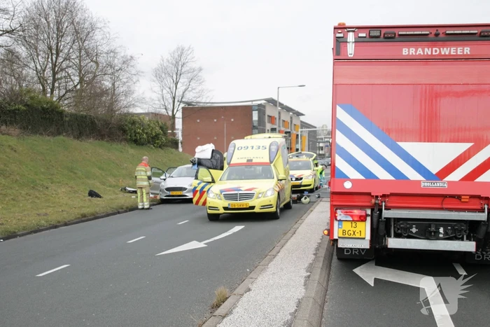 Twee auto?s botsen op kruising
