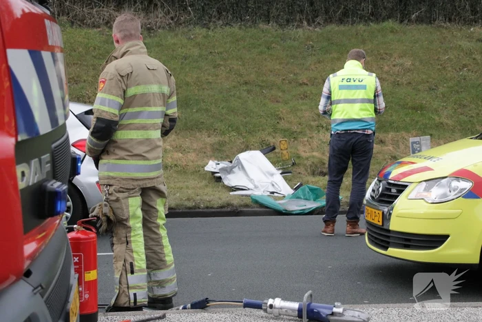 Twee auto?s botsen op kruising