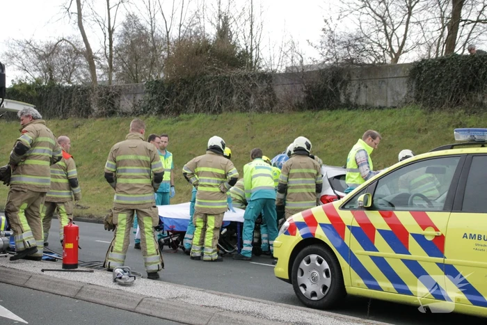 Twee auto?s botsen op kruising