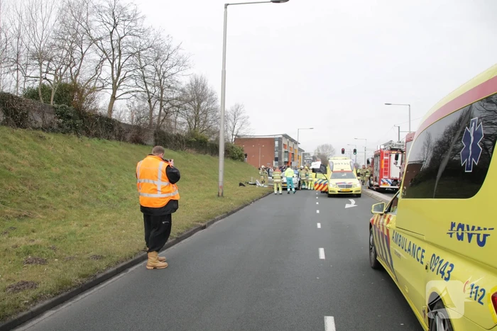 Twee auto?s botsen op kruising