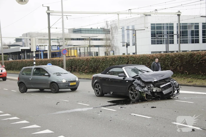 Twee auto?s botsen op kruising