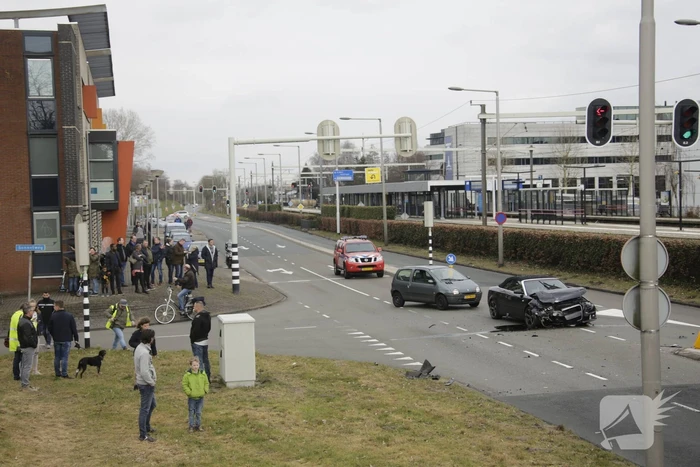 Twee auto?s botsen op kruising