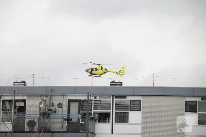 Twee auto?s botsen op kruising