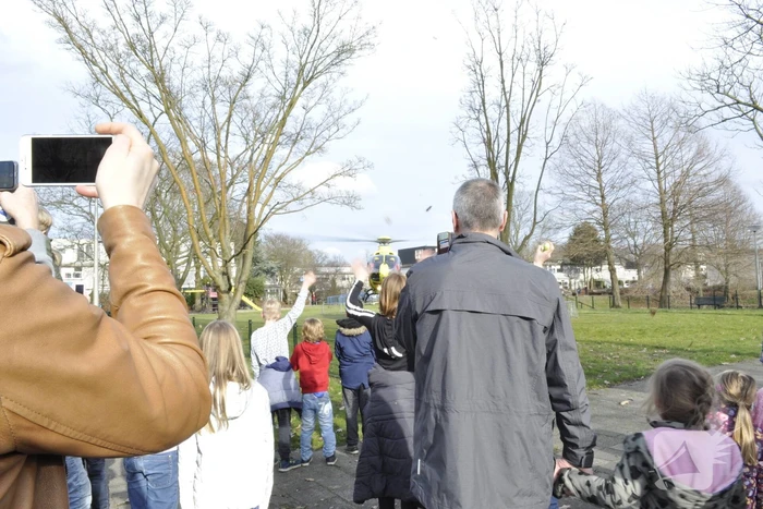 Twee auto?s botsen op kruising