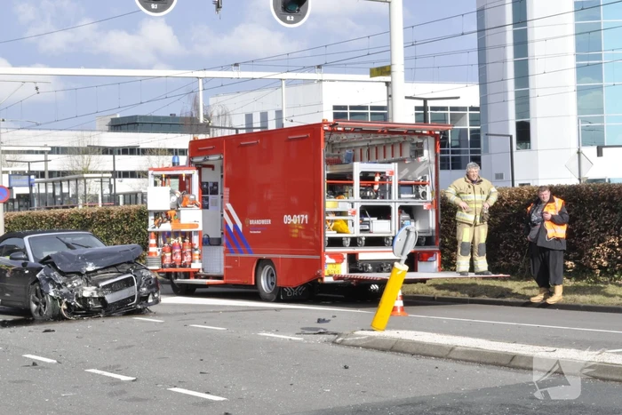Twee auto?s botsen op kruising