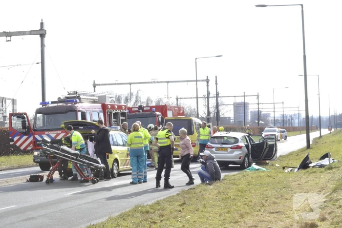 Twee auto?s botsen op kruising