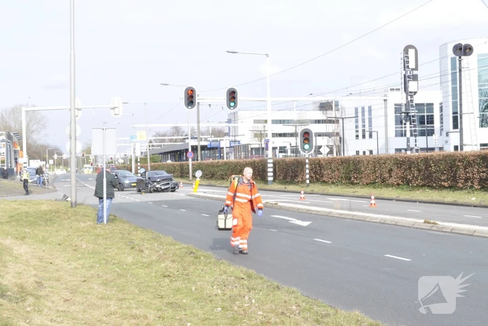 Twee auto?s botsen op kruising