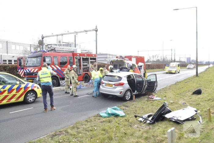 Twee auto?s botsen op kruising