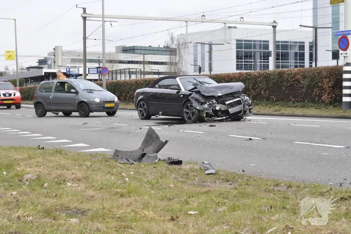 Twee auto?s botsen op kruising