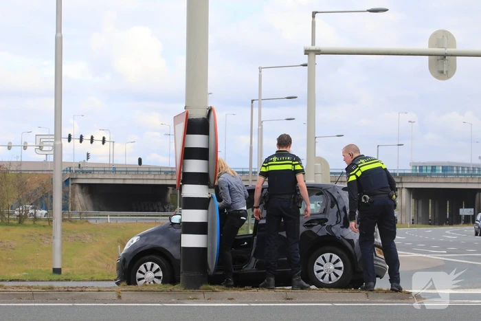 Twee voertuigen botsen op kruising