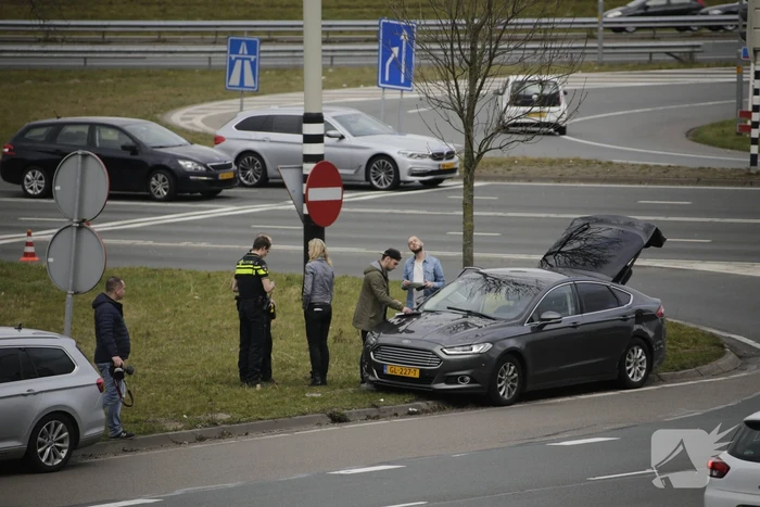 Twee voertuigen botsen op kruising