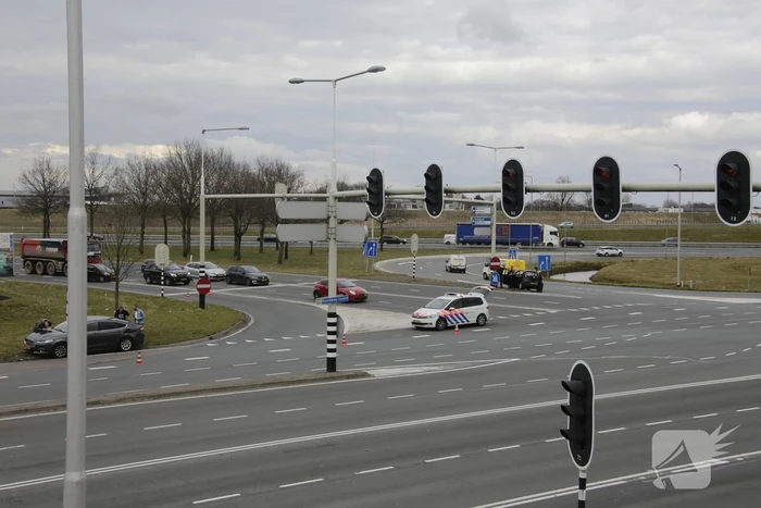 Twee voertuigen botsen op kruising