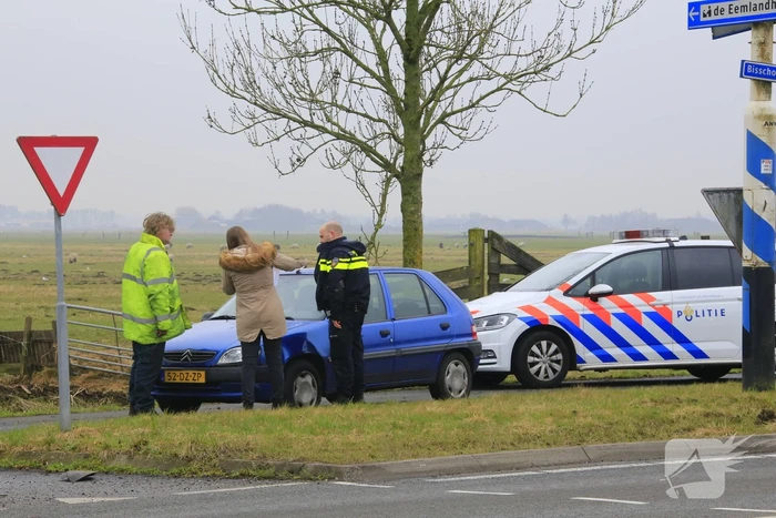 Auto botst met vrachtwagen op kruising