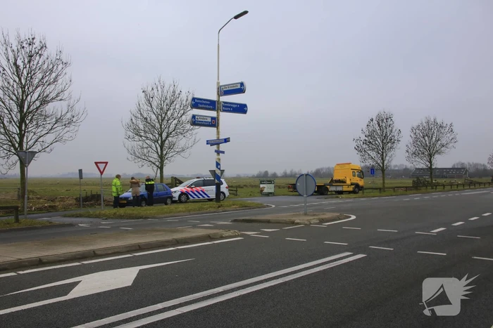 Auto botst met vrachtwagen op kruising