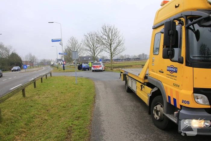 Auto botst met vrachtwagen op kruising