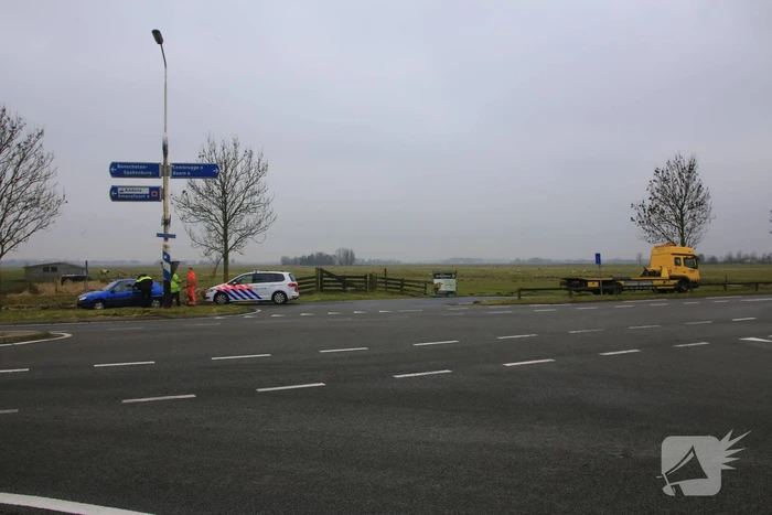 Auto botst met vrachtwagen op kruising