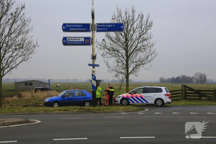 Auto botst met vrachtwagen op kruising