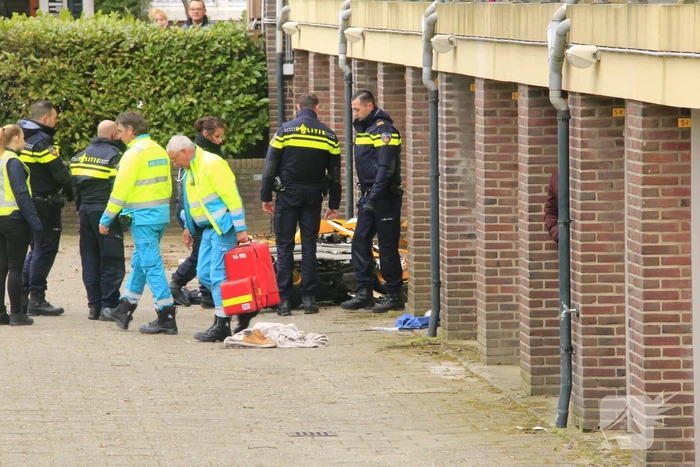 Motorrijder knalt tegen garagedeur