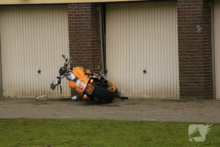 Motorrijder knalt tegen garagedeur