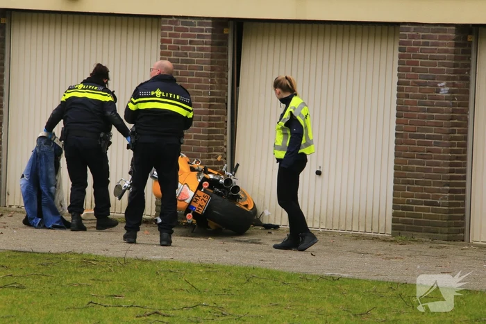 Motorrijder knalt tegen garagedeur