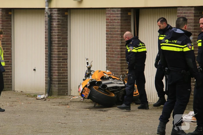 Motorrijder knalt tegen garagedeur