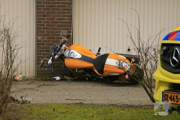 Motorrijder knalt tegen garagedeur