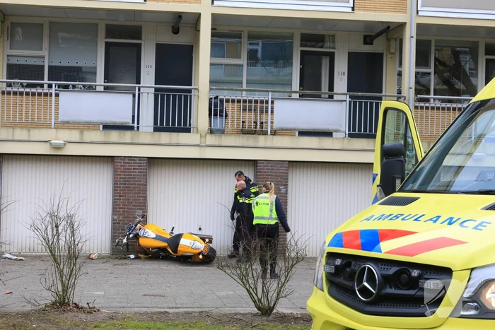 Motorrijder knalt tegen garagedeur