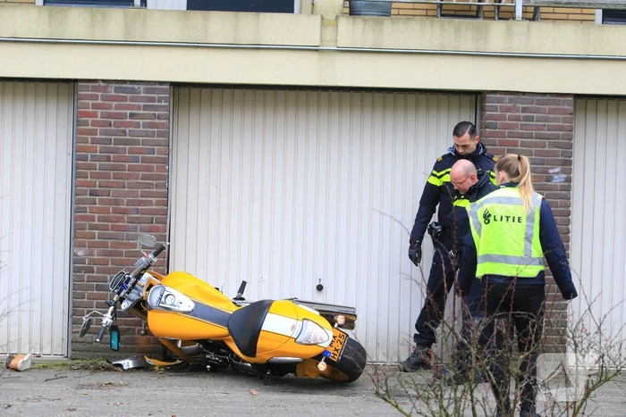 Motorrijder knalt tegen garagedeur