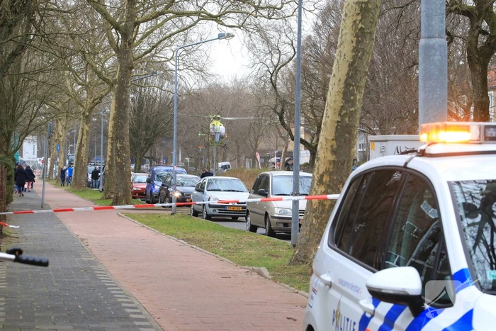 Motorrijder knalt tegen garagedeur
