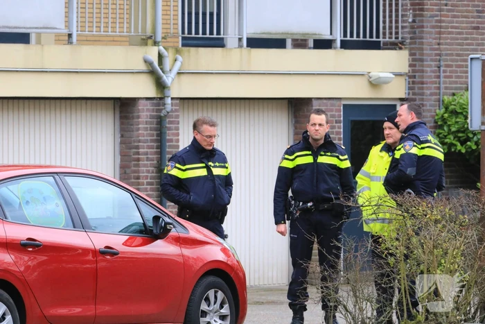 Motorrijder knalt tegen garagedeur