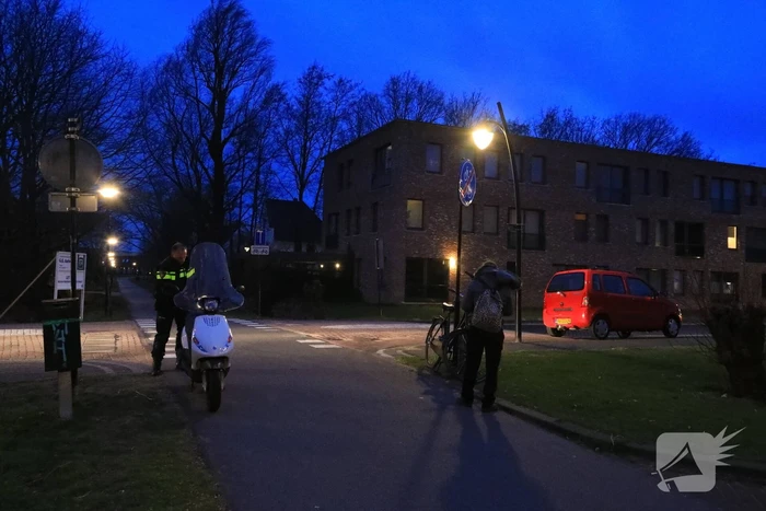Overstekende scooterrijder aangereden