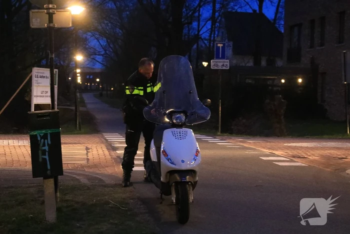 Overstekende scooterrijder aangereden