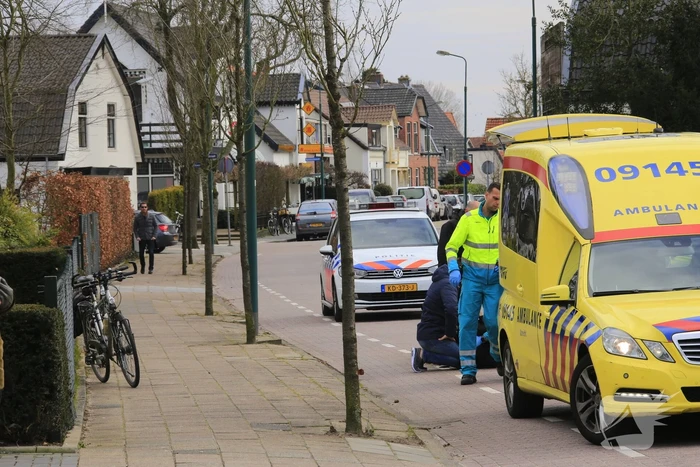 Vrouw fietst tegen vluchtheuvel en raakt gewond