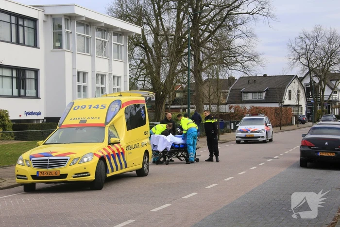 Vrouw fietst tegen vluchtheuvel en raakt gewond